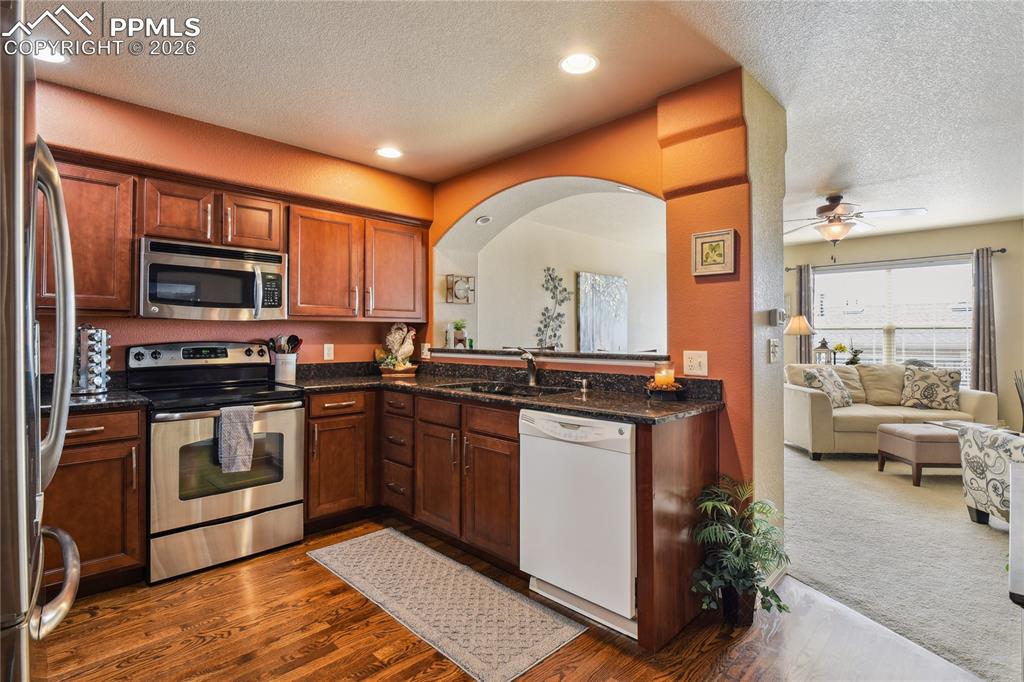 Image 5 of 25: Kitchen