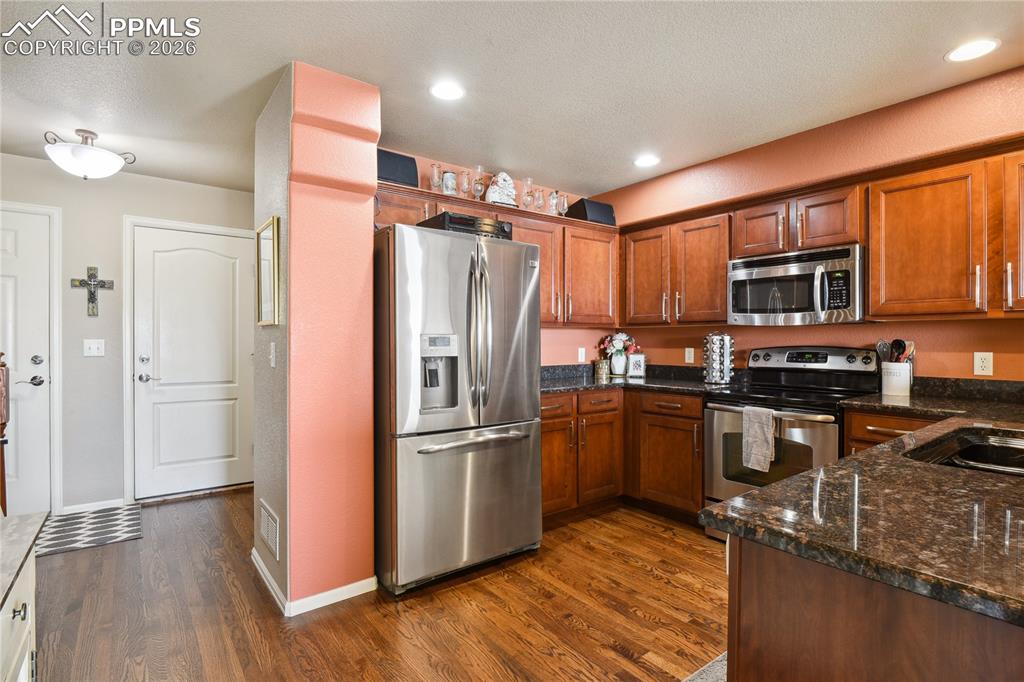 Image 6 of 25: Kitchen