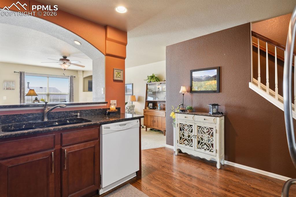 Image 7 of 25: Kitchen