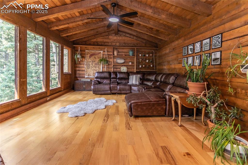 Image 17 of 46: Living Room