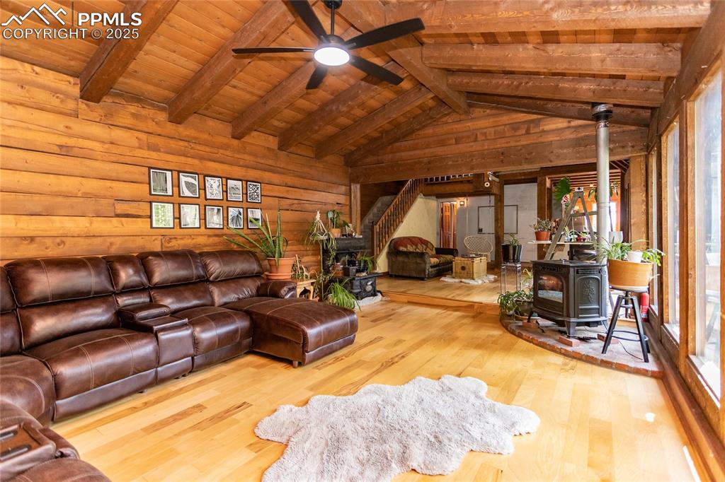 Image 18 of 46: Living Room