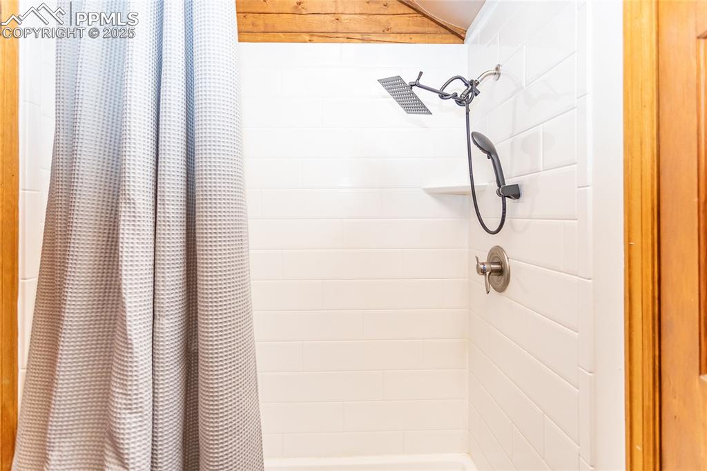 Image 20 of 46: Bathroom