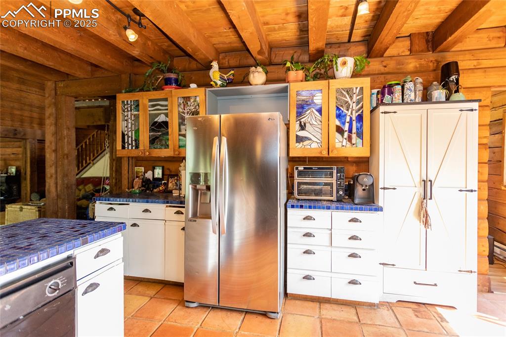 Image 23 of 46: Kitchen