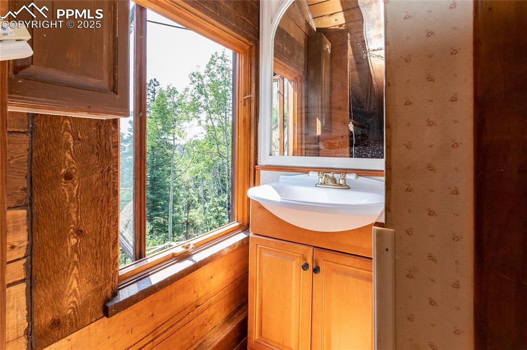 Image 33 of 46: Bathroom