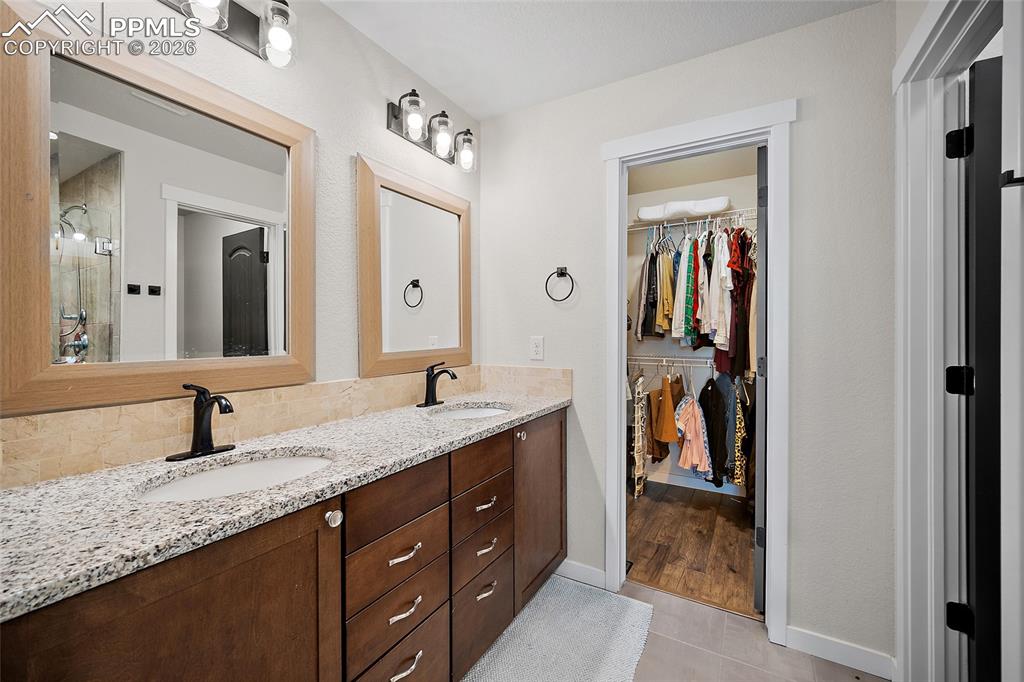 Image 26 of 50: primary bath