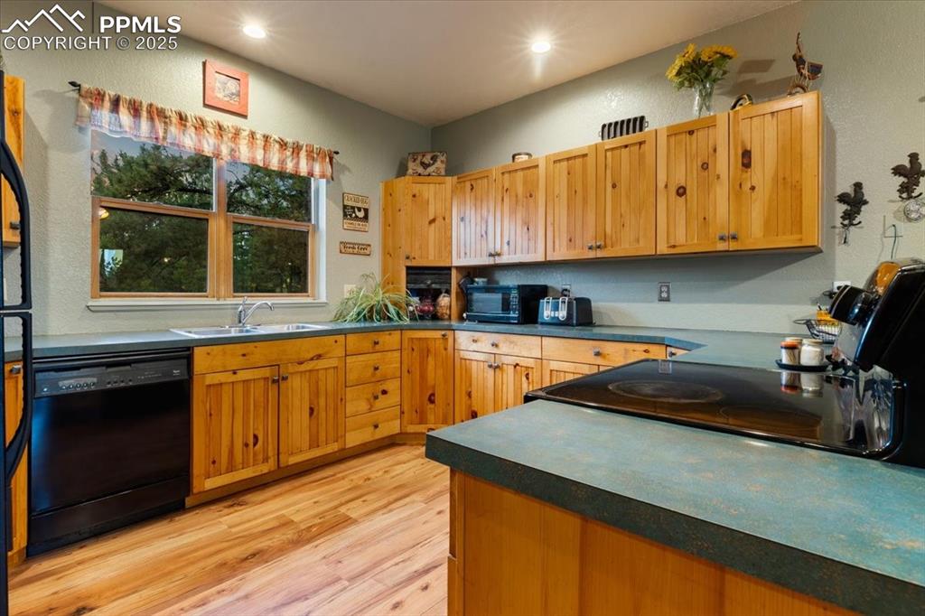 Image 17 of 47: Kitchen