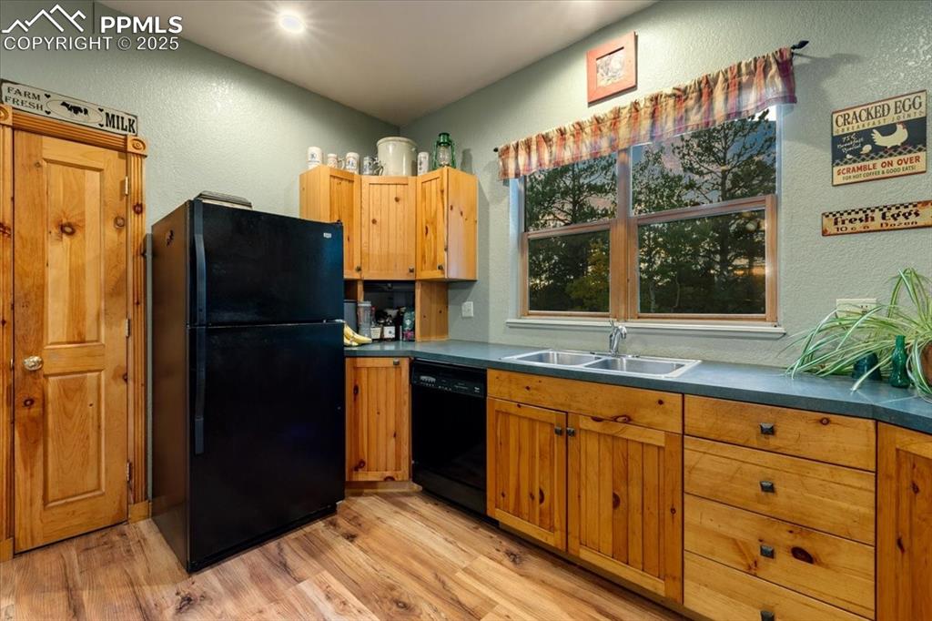 Image 18 of 47: Kitchen