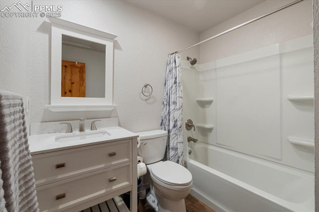 Image 29 of 47: Upper full bath 