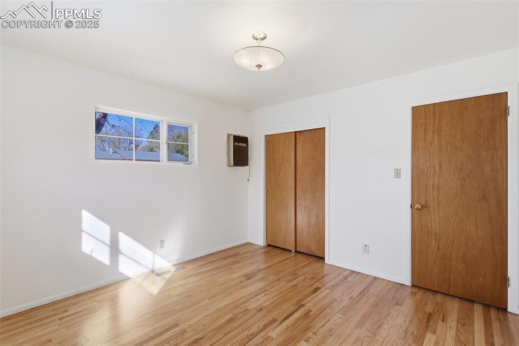 Image 14 of 27: Bedroom