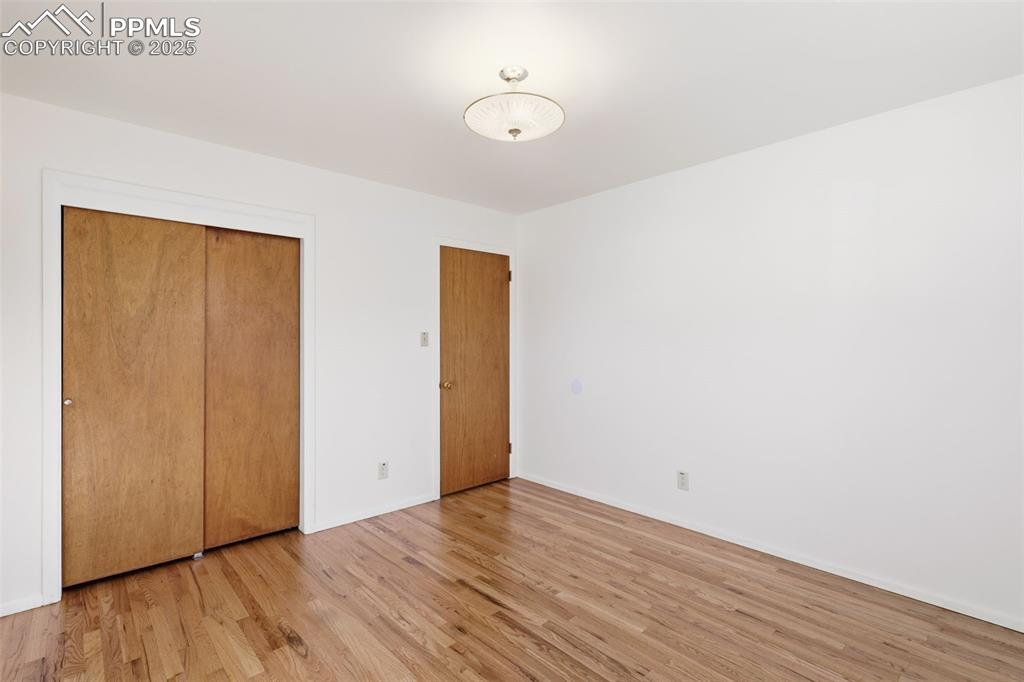 Image 15 of 27: Bedroom