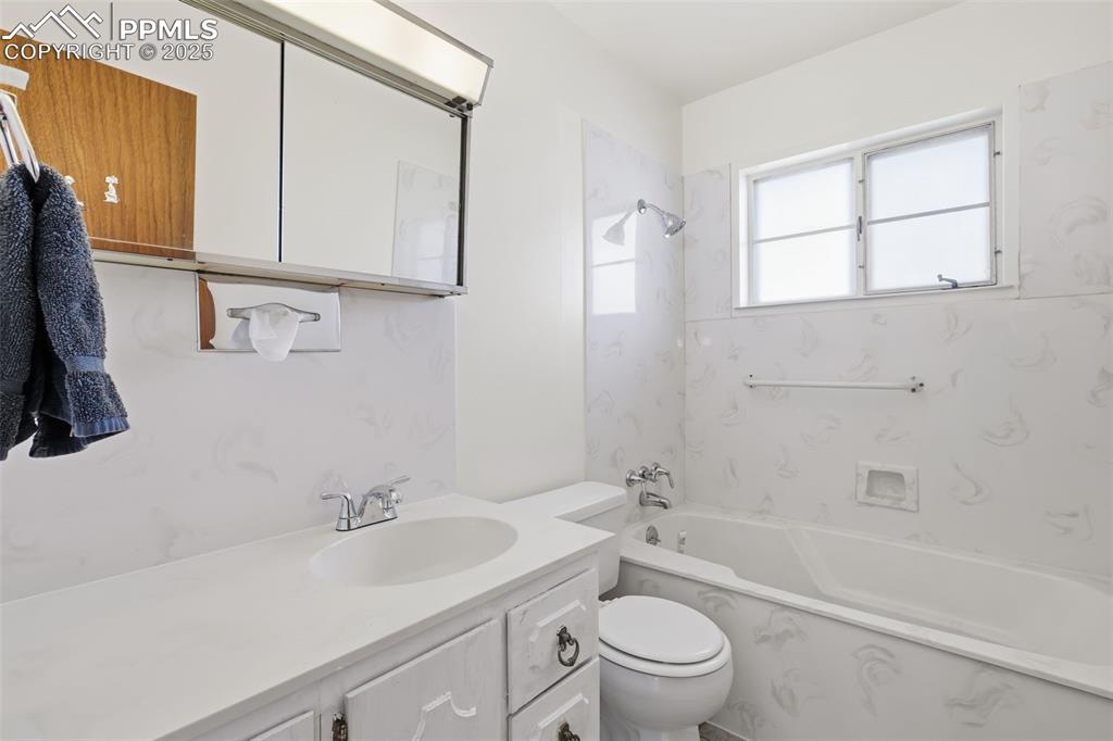 Image 17 of 27: Bathroom