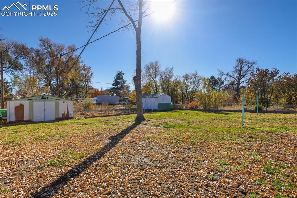 Image 25 of 27: Yard