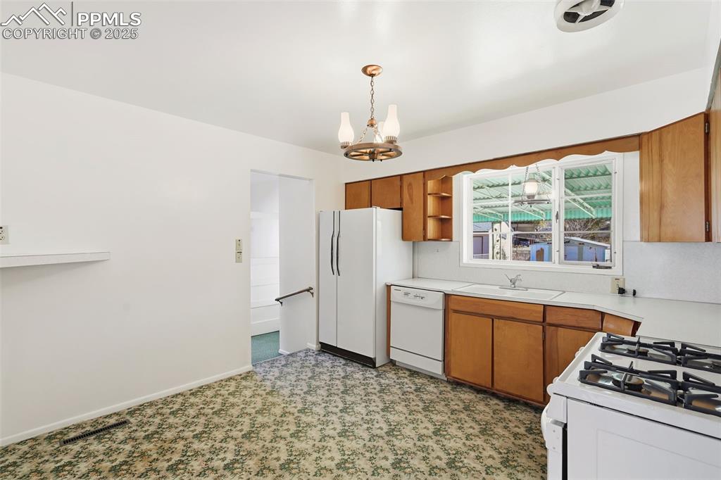 Image 6 of 27: Kitchen