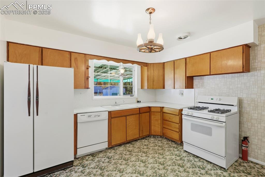 Image 7 of 27: Kitchen