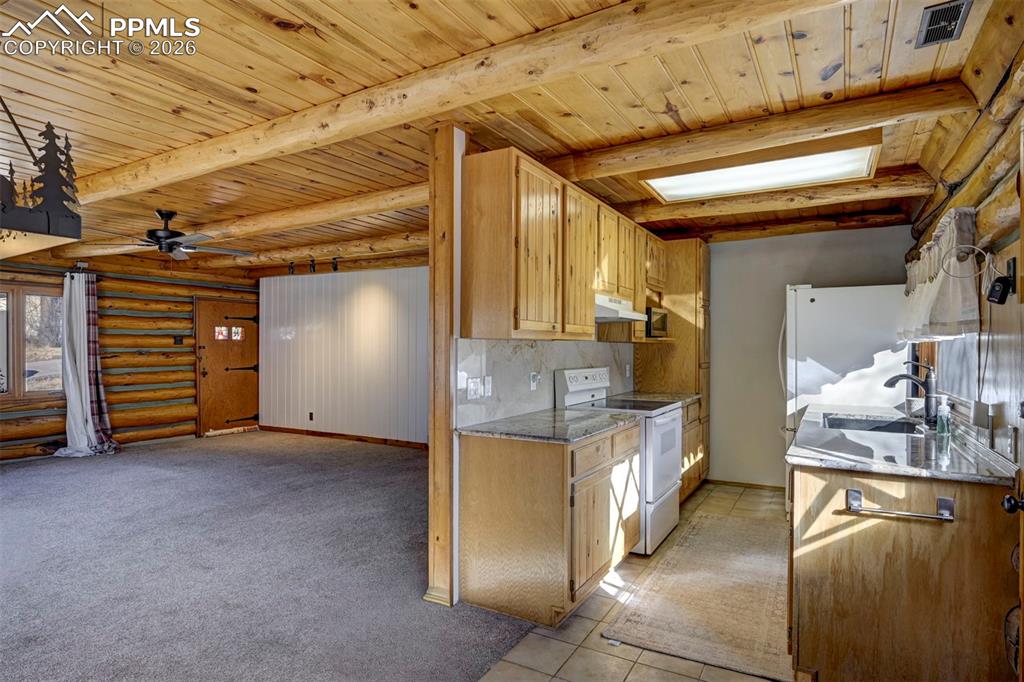 Image 15 of 36: Kitchen