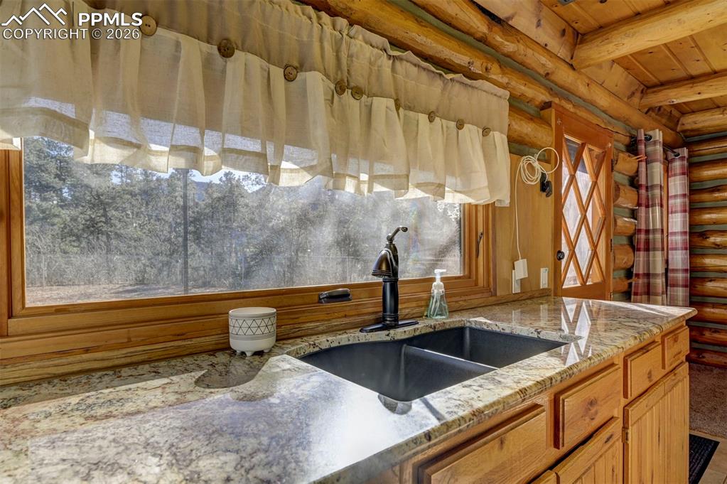 Image 16 of 36: Kitchen