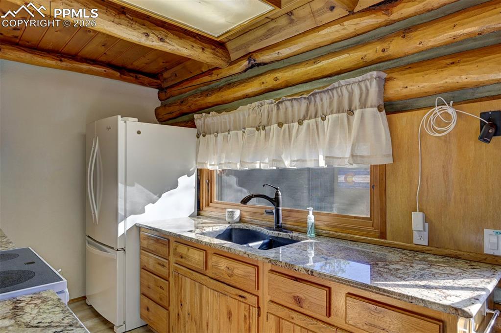 Image 17 of 36: Kitchen