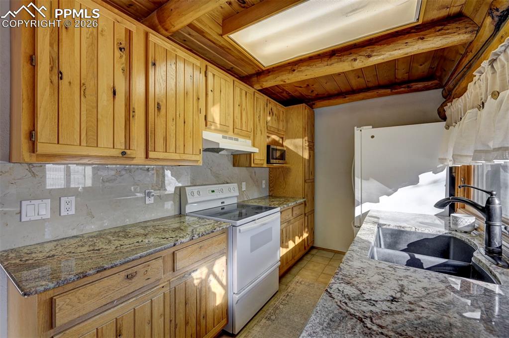 Image 18 of 36: Kitchen