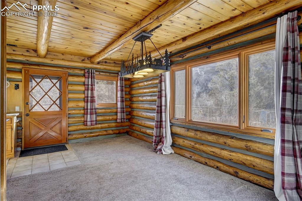 Image 19 of 36: Dining Area