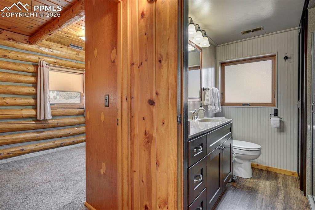 Image 25 of 36: Bathroom