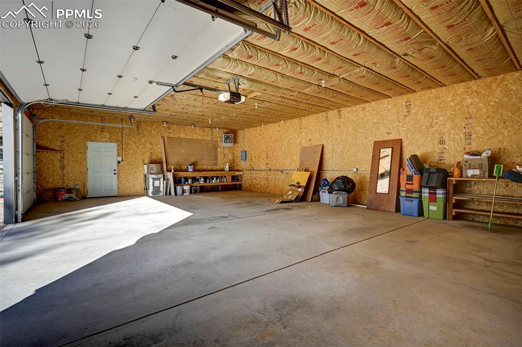 Image 35 of 36: Garage