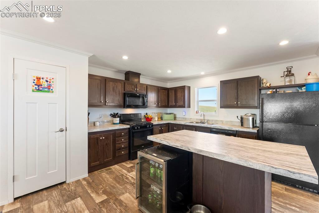 Image 10 of 43: Kitchen