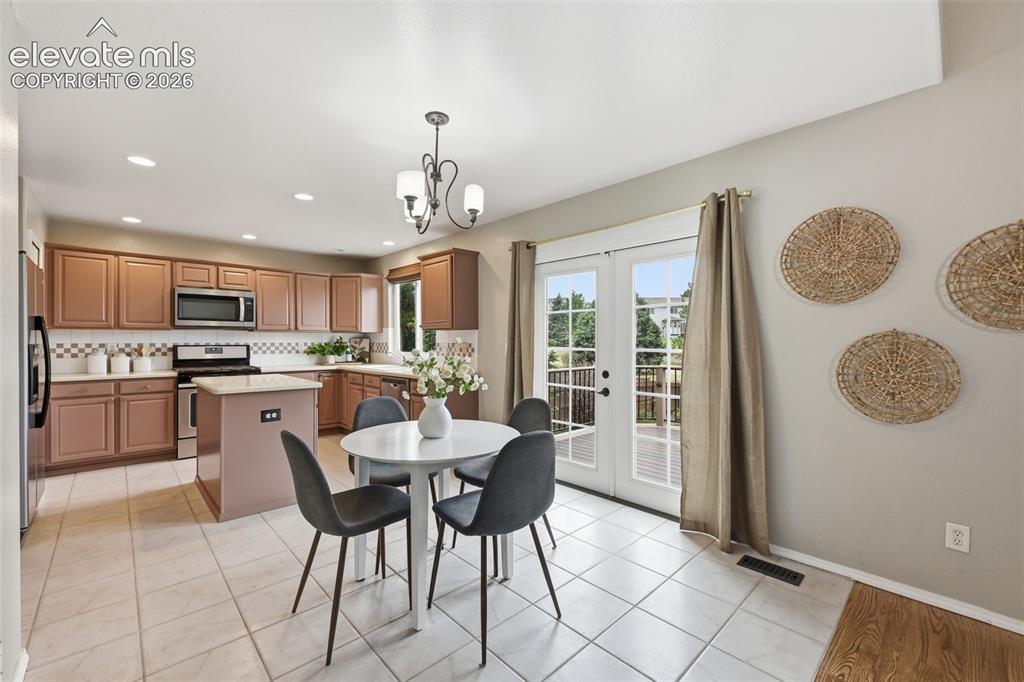 Image 13 of 39: Dining Area