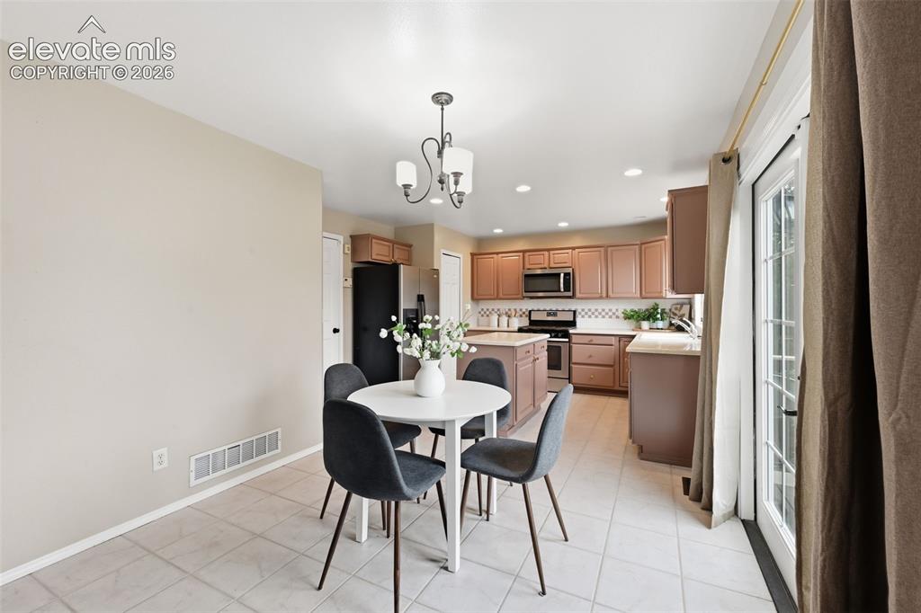Image 14 of 39: Dining Area