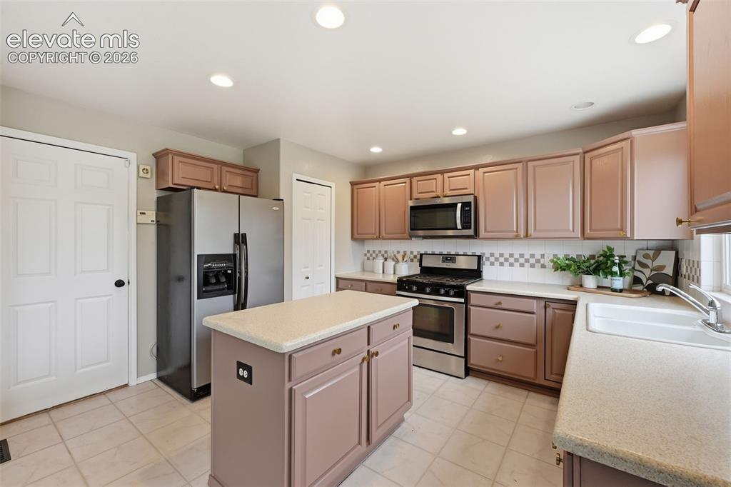 Image 15 of 39: Kitchen