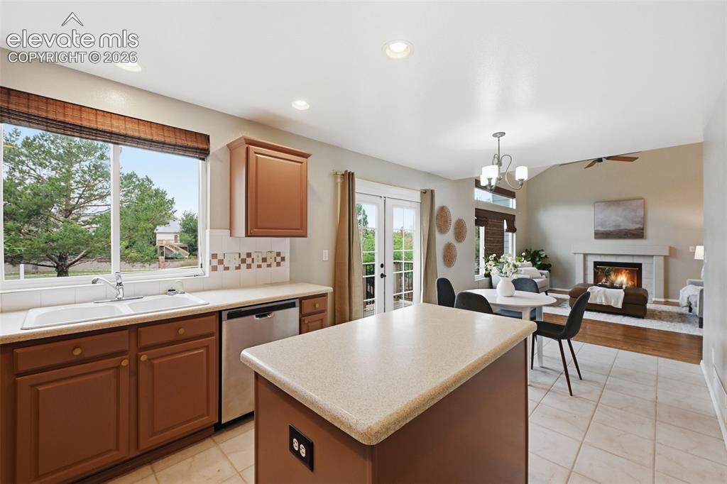 Image 18 of 39: Kitchen