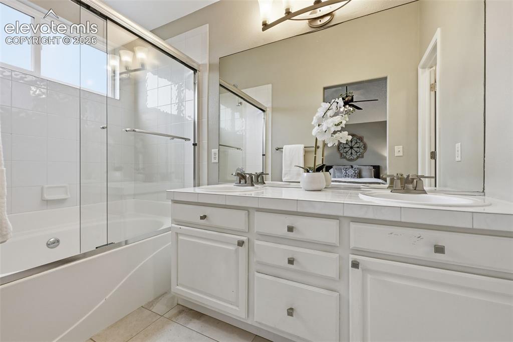 Image 23 of 39: Bathroom