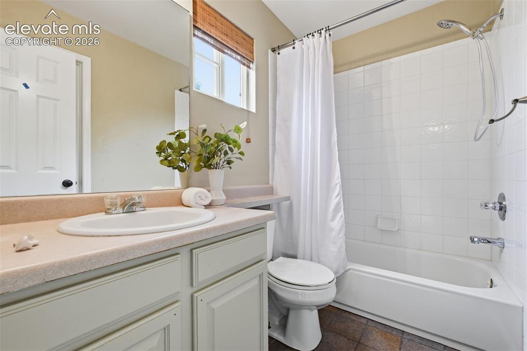 Image 26 of 39: Bathroom