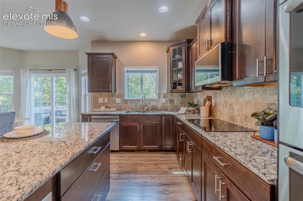 Image 15 of 50: Kitchen