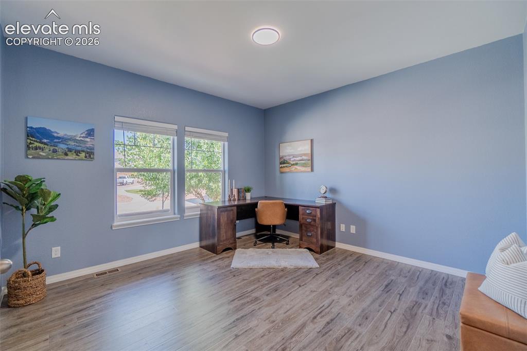Image 8 of 50: Office