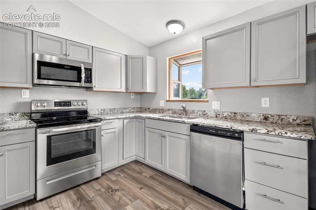 Image 8 of 35: Stainless steel appliances