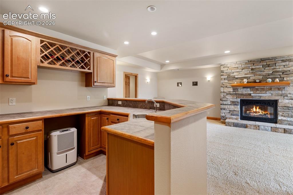 Image 17 of 24: Wet bar.