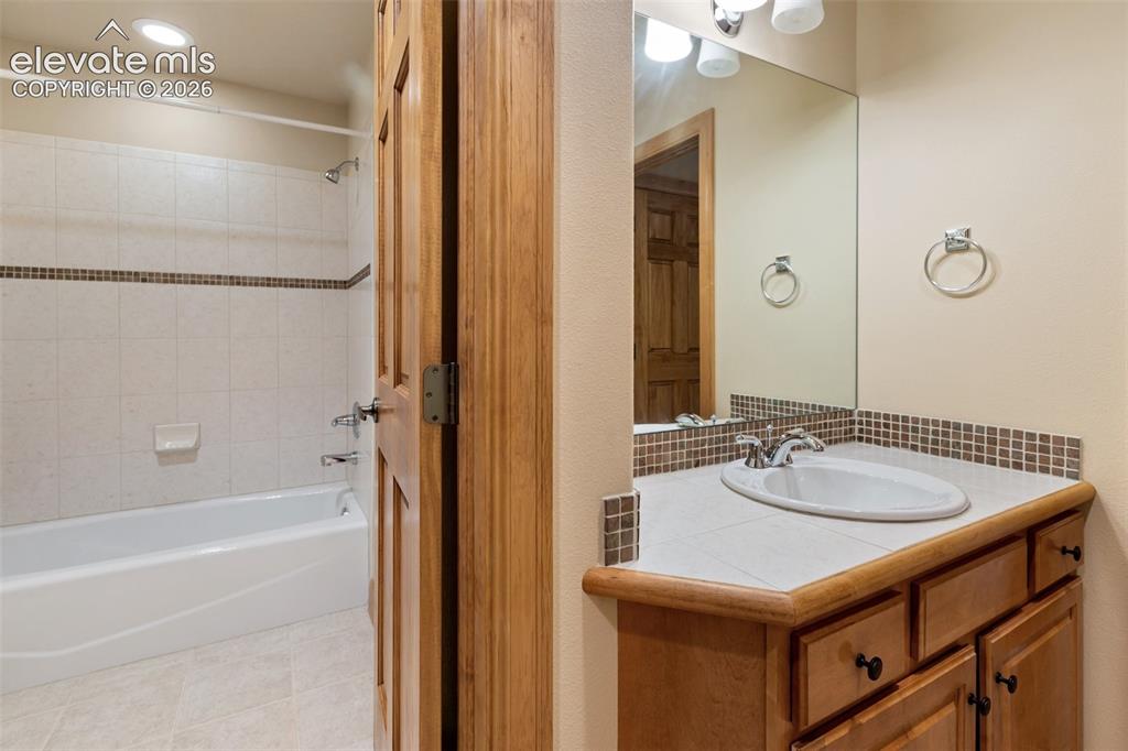 Image 18 of 24: Jack and Jill Bathroom