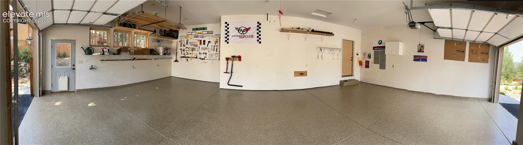 Image 22 of 24: Garage