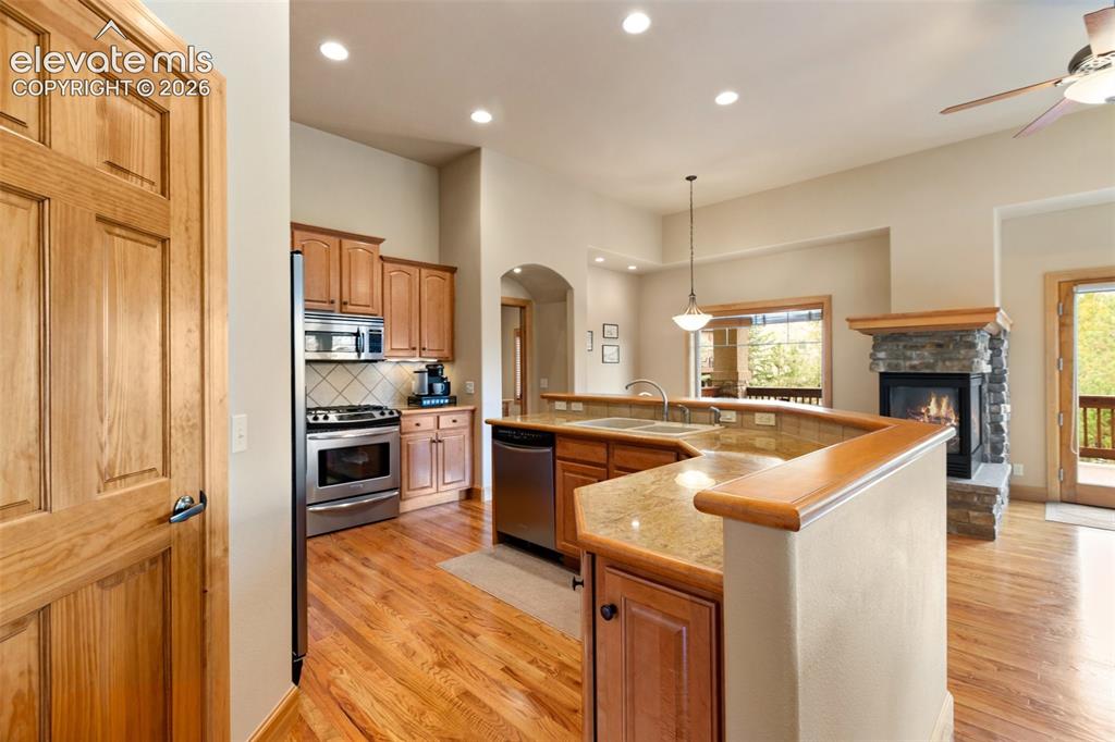 Image 7 of 24: Kitchen 