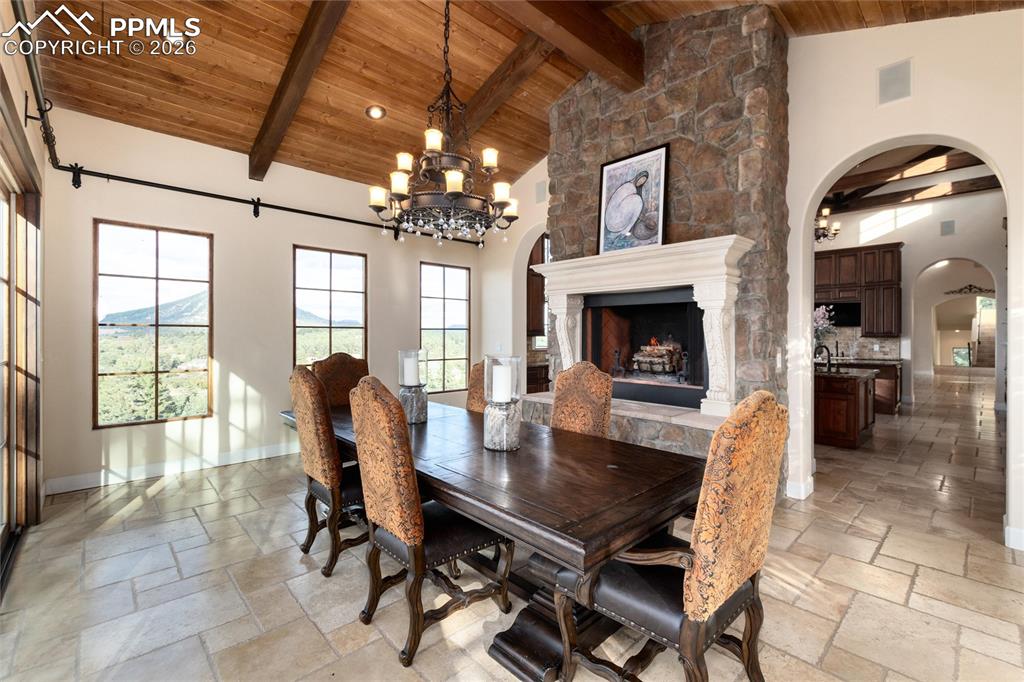 Image 14 of 44: Dining Area