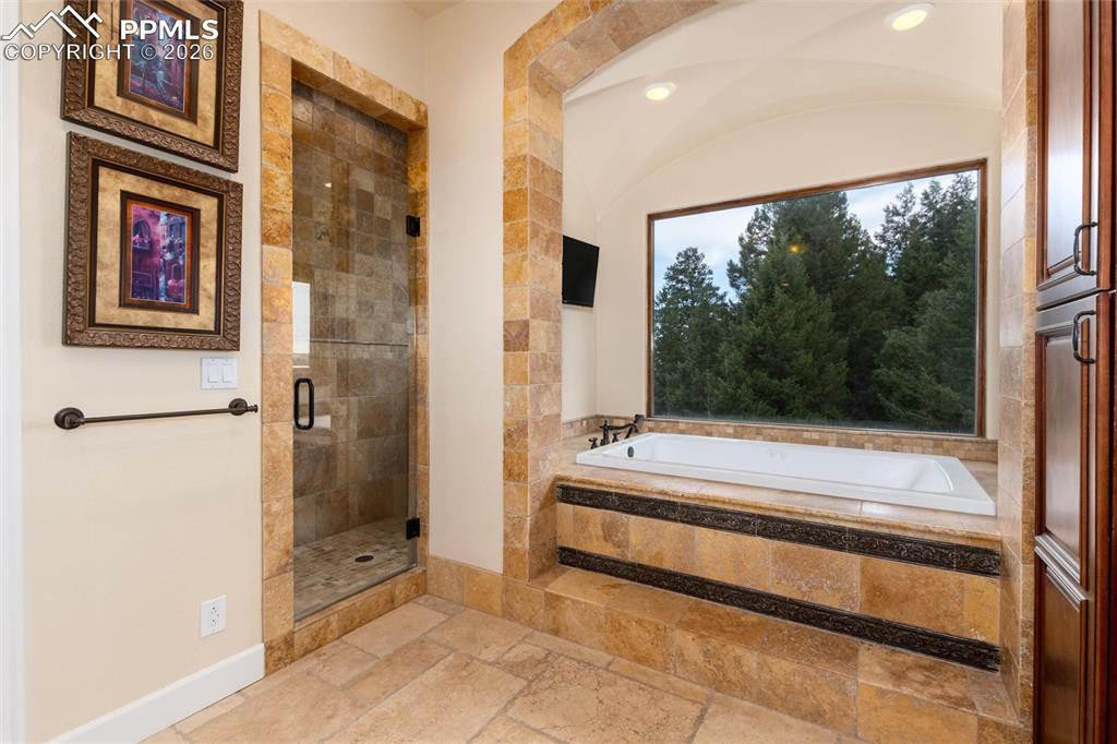 Image 26 of 44: Bathroom