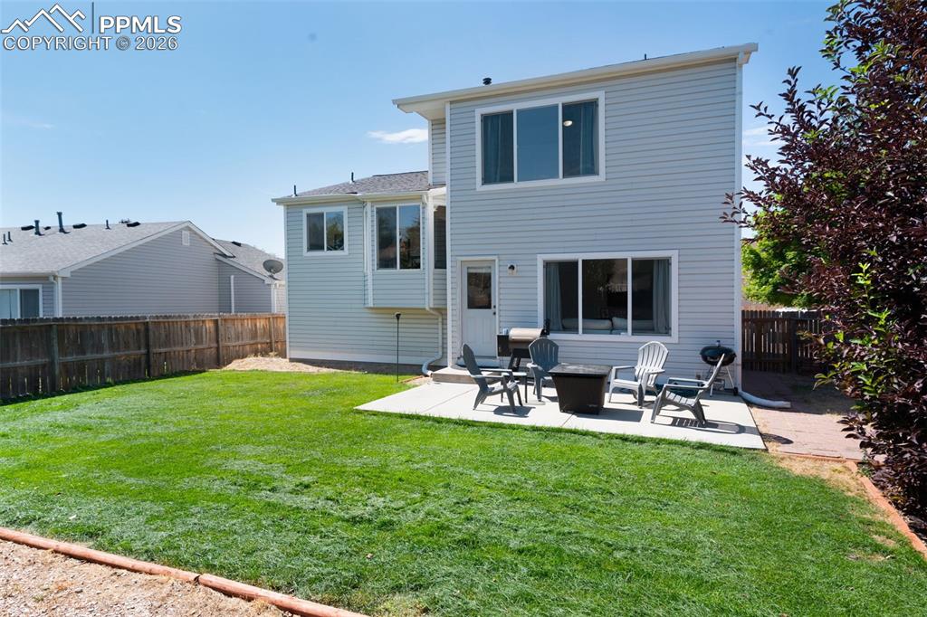 Image 32 of 38: Bedroom