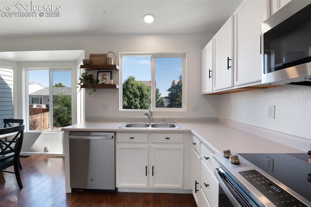 Image 5 of 38: Dining Area