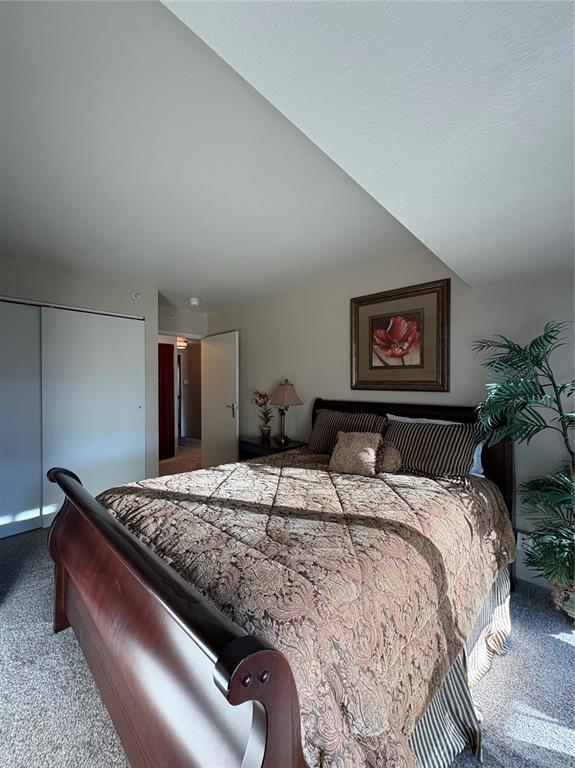 Image 7 of 13: Bedroom