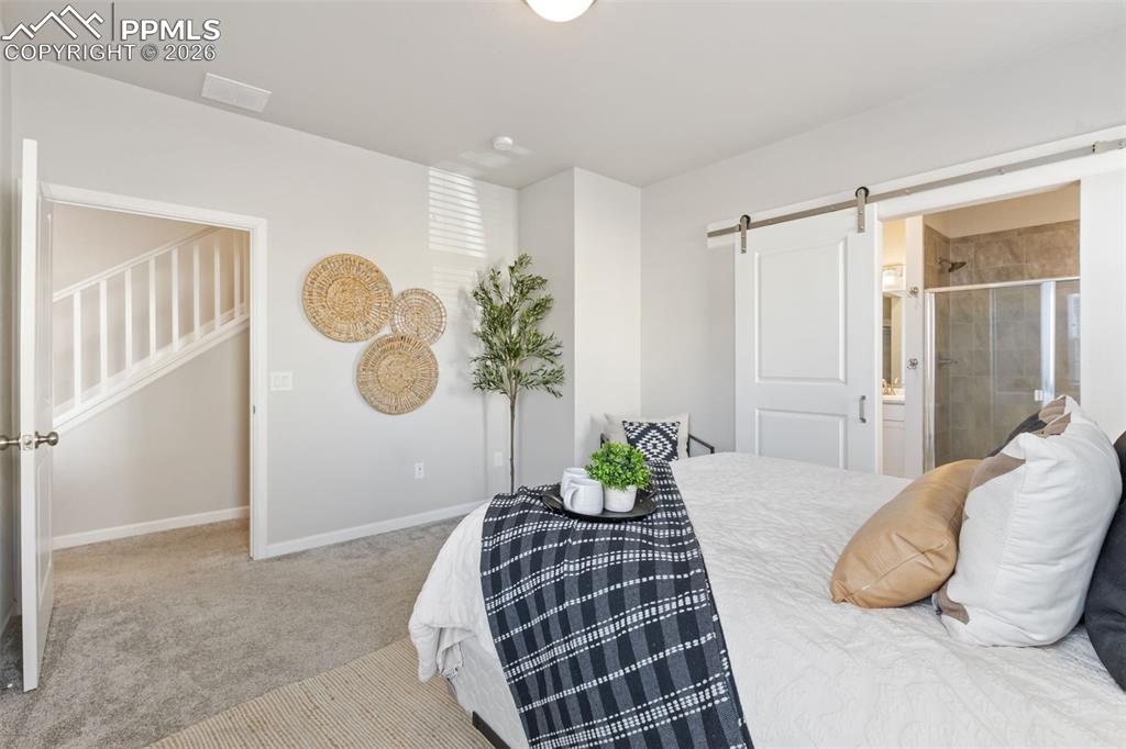 Image 19 of 28: Bedroom