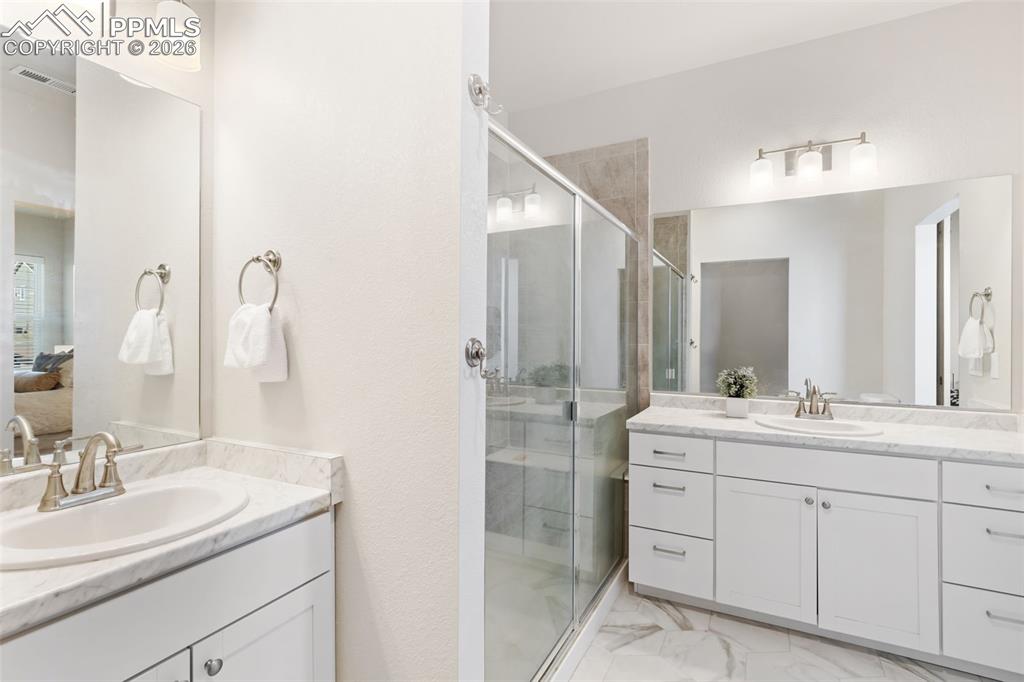 Image 20 of 28: Bathroom