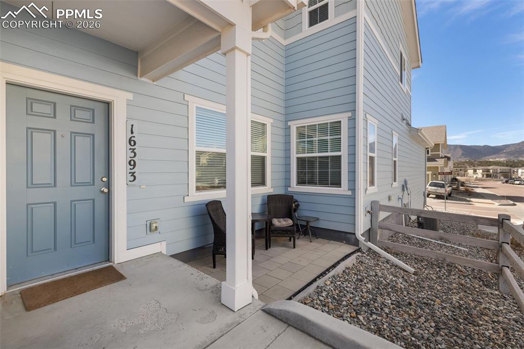 Image 4 of 28: Entry