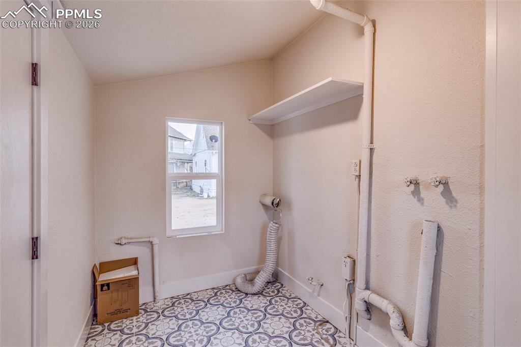 Image 18 of 22: Laundry