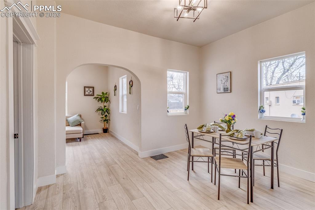 Image 9 of 22: Dining Area