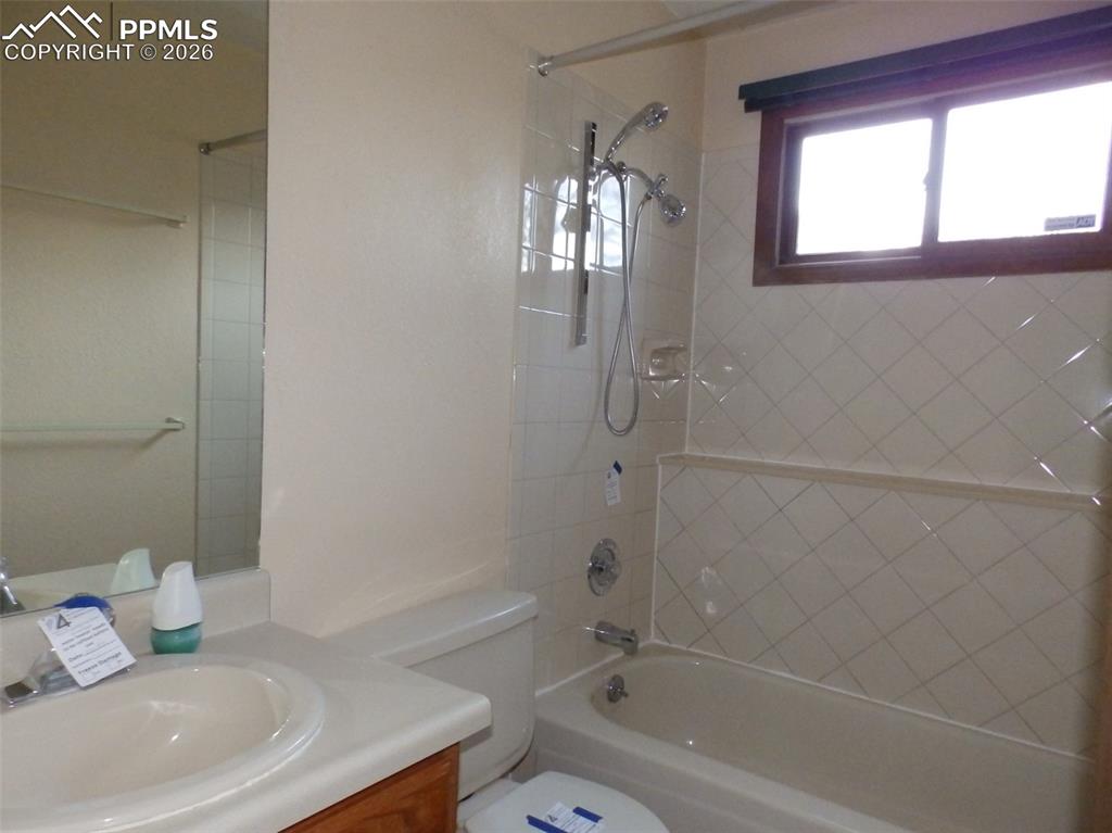 Image 14 of 17: Family Room